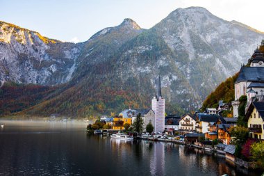 Hallstatt, Avusturya - 20 Ekim 2019 Hallstatt, Avusturya. Hallstatt 'ün güzel sonbahar manzarası. Hallstatt Avusturya 'da küçük bir kasabadır..