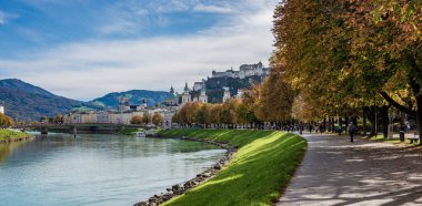 Salzburg, Avusturya - 20 Ekim 2019: Salzburg, Avusturya. Mavi gökyüzü ile Salzburg 'un güzel panoramik manzarası