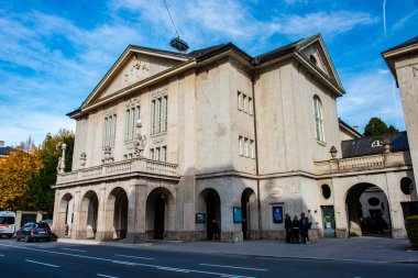 Salzburg, Avusturya - 20 Ekim 2019: Salzburg Üniversitesi tarihi yapı cephesi, Salzburg, Avusturya.