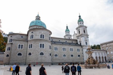Salzburg, Avusturya - 20 Ekim 2019 Salzburg şehir merkezi. Avusturya, Salzburg 'da güzel bir sokak manzarası.