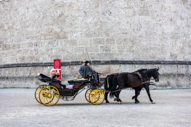 Salzburg, Avusturya - 20 Ekim 2019 Salzburg şehir merkezi. Avusturya, Salzburg 'da güzel bir sokak manzarası.