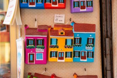 Burano Adaları, Venedik - 25 Eylül 2019 Burano 'da renkli geleneksel evler. Venedik Gölünde Burano Adası, Kuzey İtalya.