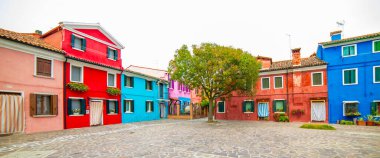 Burano Adası, Venedik - 25 Eylül 2019 Venedik, İtalya 'da Burano Adası. Burano 'da renkli geleneksel evler.