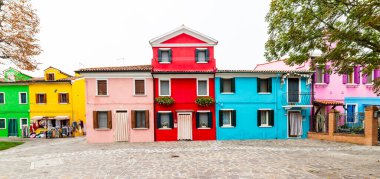 Burano Adası, Venedik - 25 Eylül 2019 Venedik, İtalya 'da Burano Adası. Burano 'da renkli geleneksel evler.