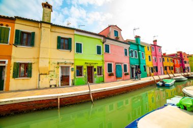 Burano Adası, Venedik - 25 Eylül 2019 Venedik, İtalya 'da Burano Adası. Burano 'da renkli geleneksel evler.