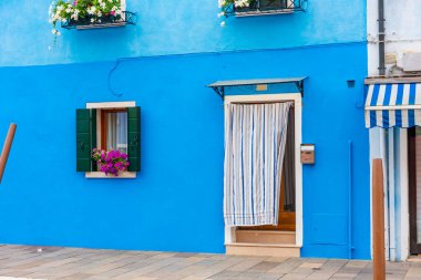 Venedik, İtalya 'daki Burano Adası. Burano 'da renkli geleneksel evler.