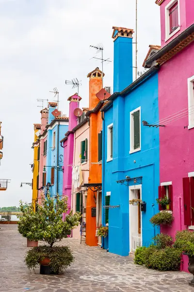 Venedik, İtalya 'daki Burano Adası. Burano 'da renkli geleneksel evler.