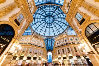 MILANO, İtalya - 4 Temmuz 2019: Milano, İtalya 'daki Galleria Vittorio Emanuele II. Milano 'daki ünlü alışveriş merkezi. Dünyanın en eski alışveriş merkezlerinden biri..