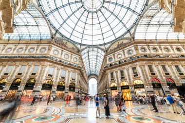 MILANO, İtalya - 4 Temmuz 2019: Milano, İtalya 'daki Galleria Vittorio Emanuele II. Milano 'daki ünlü alışveriş merkezi. Dünyanın en eski alışveriş merkezlerinden biri..