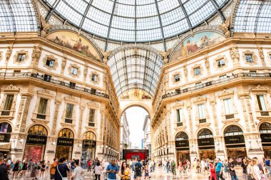 MILANO, İtalya - 4 Temmuz 2019: Milano, İtalya 'daki Galleria Vittorio Emanuele II. Milano 'daki ünlü alışveriş merkezi. Dünyanın en eski alışveriş merkezlerinden biri..