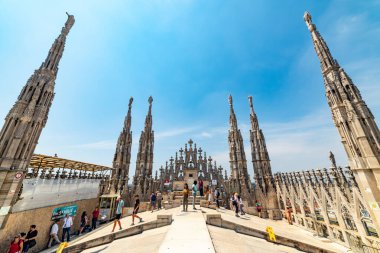 MILANO, İtalya - 3 Temmuz 2019 Duomo di Milano Katedrali 'nin çatı terası. Milano, İtalya.