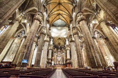 MILANO, İtalya - 3 Temmuz 2019 Duomo di Milano Katedrali Duomo Meydanı 'nda iç manzara. Milano, İtalya.
