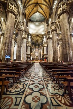 MILANO, İtalya - 3 Temmuz 2019 Duomo di Milano Katedrali Duomo Meydanı 'nda iç manzara. Milano, İtalya.