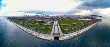 Maltepe İlçesi, İstanbul, Türkiye. İnsansız hava aracı ile güzel bir hava manzarası. Maltepe kıyıları ve şehir manzarası.