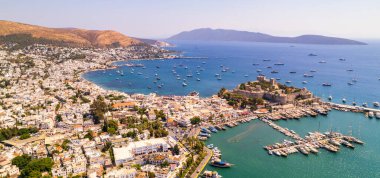 Mugla 'nın Bodrum ilçesi, Türkiye. Bodrum Kalesi 'nin havadan görünüşü. Bodrum merkezi, marina ve kalenin panoramik manzarası. İHA atışı.