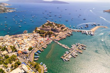 Mugla 'nın Bodrum ilçesi, Türkiye. Bodrum Kalesi 'nin havadan görünüşü. Bodrum merkezi, marina ve kalenin panoramik manzarası. İHA atışı.