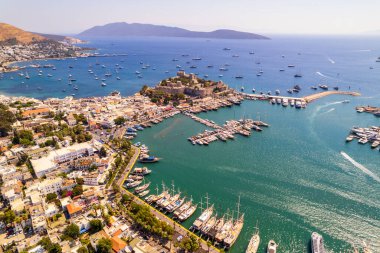 Mugla 'nın Bodrum ilçesi, Türkiye. Bodrum Kalesi 'nin havadan görünüşü. Bodrum merkezi, marina ve kalenin panoramik manzarası. İHA atışı.