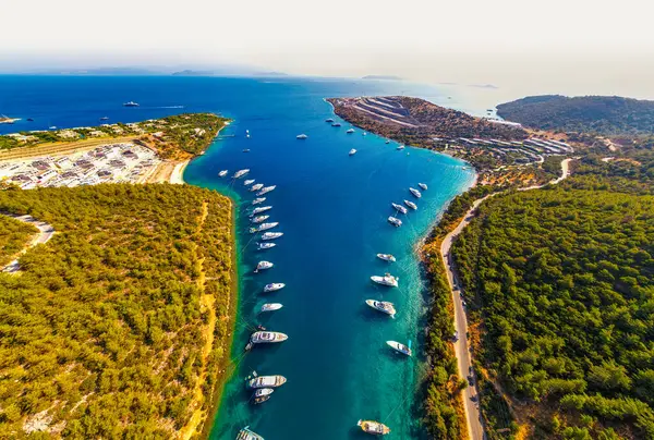Bodrum 'daki Paradise Bay (Türkçe: Cennet Koyu). Mugla, hindi. Mavi deniz ve doğa ile Bodrum 'un en güzel koylarından biri. İHA atışı.