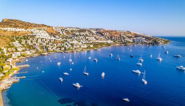 Bodrum 'un Gundogan Körfezi. Mugla, hindi. Gundogan Körfezi 'nin havadan panoramik görüntüsü. İHA atışı.