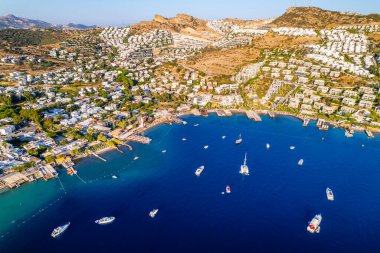 Bodrum 'un Gundogan Körfezi. Mugla, hindi. Gundogan Körfezi 'nin havadan panoramik görüntüsü. İHA atışı.