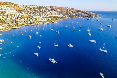 Bodrum 'un Gundogan Körfezi. Mugla, hindi. Gundogan Körfezi 'nin havadan panoramik görüntüsü. İHA atışı.