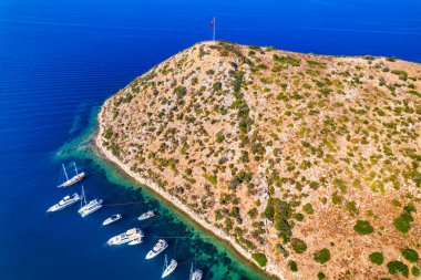 Gumusluk 'un havadan görünüşü, Bodrum. Mugla, hindi. Gumusluk Körfezi (Myndos) panoramik görünümü. İHA atışı.