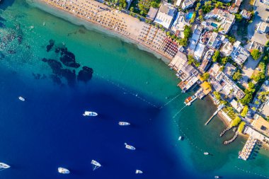 Bodrum 'un Gundogan Körfezi. Mugla, hindi. Gundogan Körfezi 'nin havadan panoramik görüntüsü. İHA atışı.