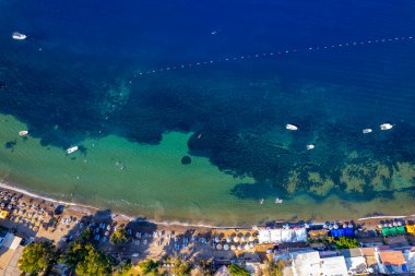 Gumusluk 'un havadan görünüşü, Bodrum. Mugla, hindi. Gumusluk Körfezi (Myndos) panoramik görünümü. İHA atışı.