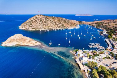 Gumusluk 'un havadan görünüşü, Bodrum. Mugla, hindi. Gumusluk Körfezi (Myndos) panoramik görünümü. İHA atışı.