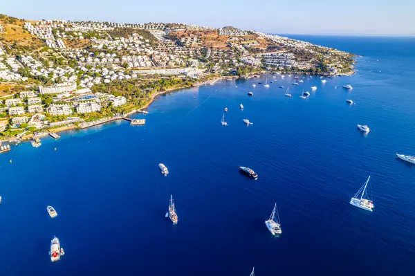Bodrum 'un Gundogan Körfezi. Mugla, hindi. Gundogan Körfezi 'nin havadan panoramik görüntüsü. İHA atışı.