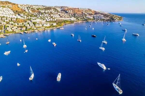 Bodrum 'un Gundogan Körfezi. Mugla, hindi. Gundogan Körfezi 'nin havadan panoramik görüntüsü. İHA atışı.