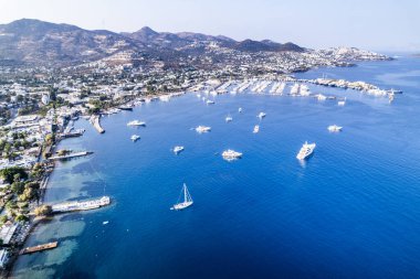 Bodrum 'un Yalikavak Körfezi. Mugla, hindi. Yalikavak marinası ve sahil manzaralı. İHA atışı.