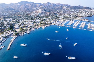Bodrum 'un Yalikavak Körfezi. Mugla, hindi. Yalikavak marinası ve sahil manzaralı. İHA atışı.