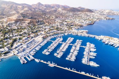 Bodrum 'un Yalikavak Körfezi. Mugla, hindi. Yalikavak marinası ve sahil manzaralı. İHA atışı.