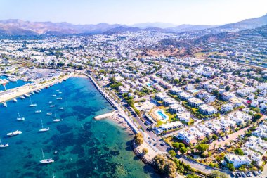 Turgutreis 'in hava manzarası, Bodrum. Mugla, hindi. Turgutreis marinası ve sahil manzaralı. İHA atışı.