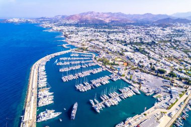 Turgutreis 'in hava manzarası, Bodrum. Mugla, hindi. Turgutreis marinası ve sahil manzaralı. İHA atışı.