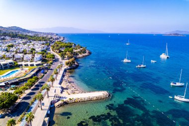 Turgutreis 'in hava manzarası, Bodrum. Mugla, hindi. Turgutreis marinası ve sahil manzaralı. İHA atışı.