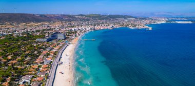 Alacati 'deki Ilica Sahili. Cesme County, İzmir, Türkiye. Cesme 'de güzel bir turkuaz deniz manzarası var. İHA atışı.