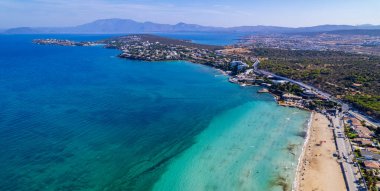 Alacati 'deki Ilica Sahili. Cesme County, İzmir, Türkiye. Cesme 'de güzel bir turkuaz deniz manzarası var. İHA atışı.