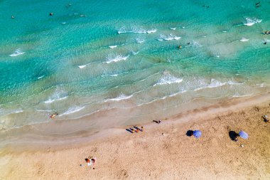 Alacati 'deki Ilica Sahili. Cesme County, İzmir, Türkiye. Cesme 'de güzel bir turkuaz deniz manzarası var. İHA atışı.