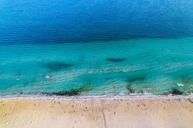 Alacati 'deki Ilica Sahili. Cesme County, İzmir, Türkiye. Cesme 'de güzel bir turkuaz deniz manzarası var. İHA atışı.