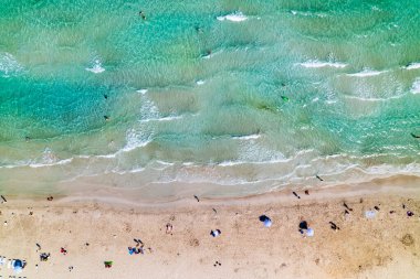 Alacati 'deki Ilica Sahili. Cesme County, İzmir, Türkiye. Cesme 'de güzel bir turkuaz deniz manzarası var. İHA atışı.