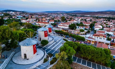 Cesme, İzmir - 4 Eylül 2024: Alacati 'nin havadan görünüşü. Cesme, İzmir. Alacati 'nin yel değirmenleri. Alacati Türkiye 'de daha popüler bir turizm beldesi. Hava aracı görüntüsü.