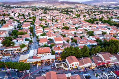 Cesme, İzmir - 4 Eylül 2024: Alacati 'nin havadan görünüşü. Cesme, İzmir. Alacati 'nin yel değirmenleri. Alacati Türkiye 'de daha popüler bir turizm beldesi. Hava aracı görüntüsü.