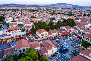 Cesme, İzmir - 4 Eylül 2024: Alacati 'nin havadan görünüşü. Cesme, İzmir. Alacati 'nin yel değirmenleri. Alacati Türkiye 'de daha popüler bir turizm beldesi. Hava aracı görüntüsü.