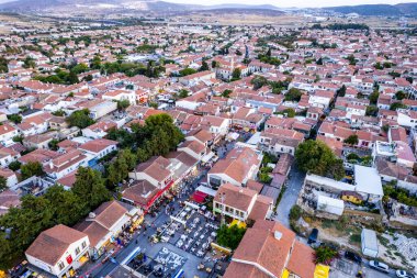 Cesme, İzmir - 4 Eylül 2024: Alacati 'nin havadan görünüşü. Cesme, İzmir. Alacati 'nin yel değirmenleri. Alacati Türkiye 'de daha popüler bir turizm beldesi. Hava aracı görüntüsü.