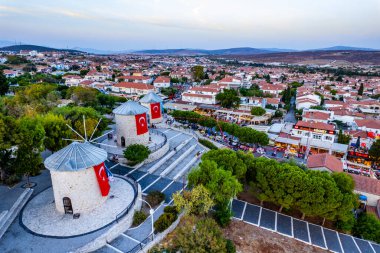Cesme, İzmir - 4 Eylül 2024: Alacati 'nin havadan görünüşü. Cesme, İzmir. Alacati 'nin yel değirmenleri. Alacati Türkiye 'de daha popüler bir turizm beldesi. Hava aracı görüntüsü.