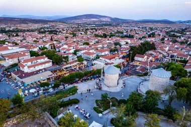 Cesme, İzmir - 4 Eylül 2024: Alacati 'nin havadan görünüşü. Cesme, İzmir. Alacati 'nin yel değirmenleri. Alacati Türkiye 'de daha popüler bir turizm beldesi. Hava aracı görüntüsü.