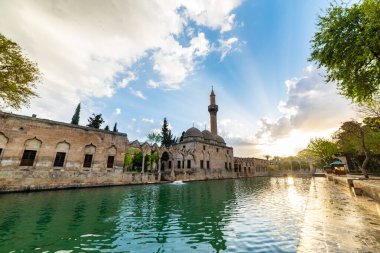 Şanlıurfa 'daki Balikligol (Balık Gölü). Halil-ur Rahman Gölü ve Rizvaniye Camii manzaralı. Sanliurfa 'da en çok ziyaret edilen yer Balikligol..