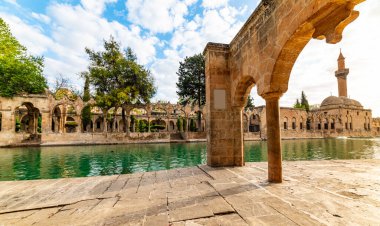 Şanlıurfa 'daki Balikligol (Balık Gölü). Halil-ur Rahman Gölü ve Rizvaniye Camii manzaralı. Sanliurfa 'da en çok ziyaret edilen yer Balikligol..